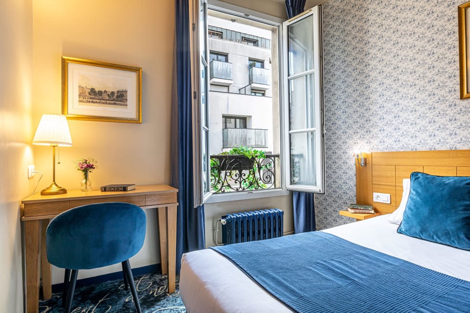 Double or Twin Room (Chambre Baudelaire) | In-room safe, desk, soundproofing, iron/ironing board