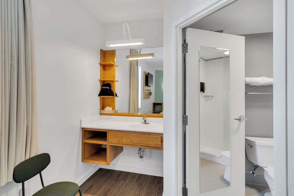 Signature Room, 1 King Bed | Bathroom | Hair dryer, towels