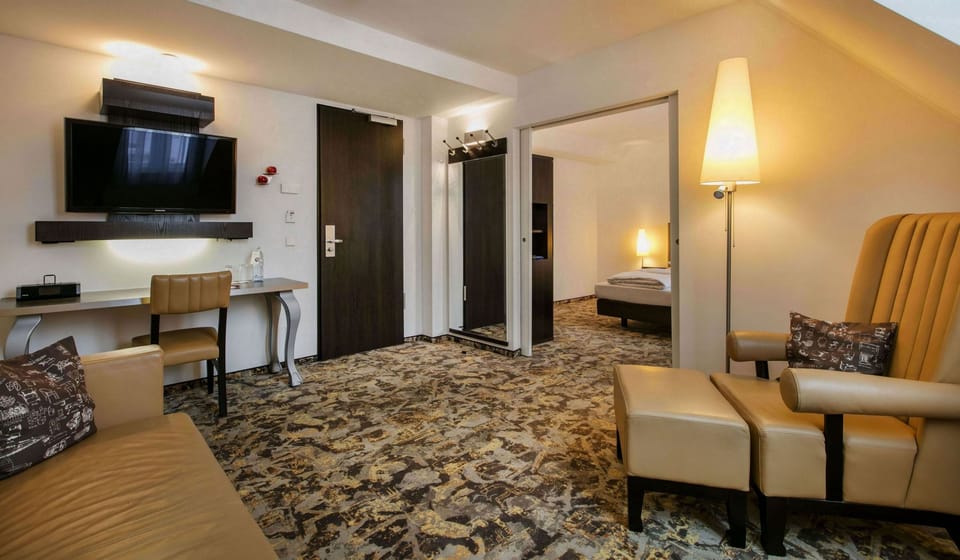 Hypo-allergenic bedding, minibar, in-room safe, desk