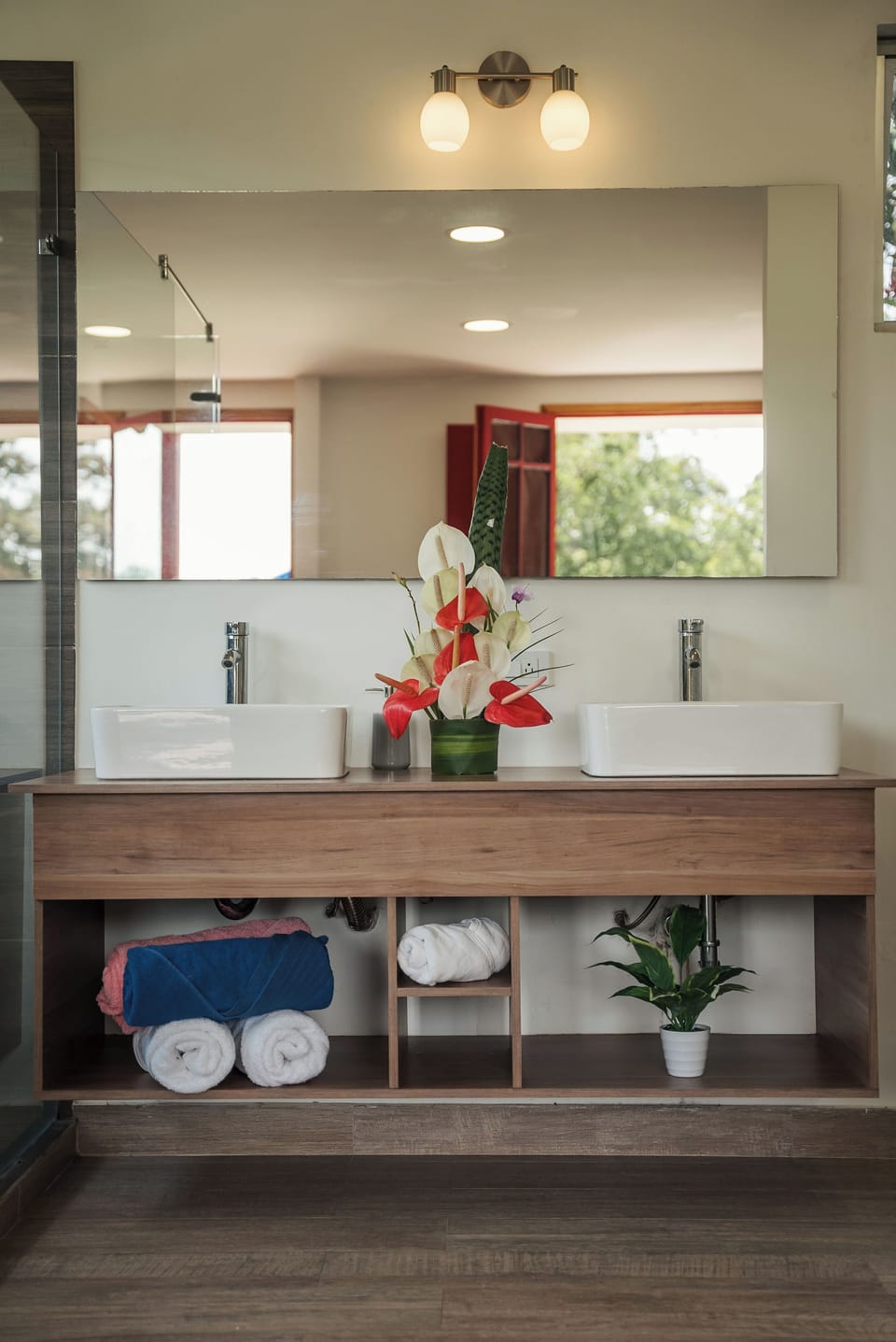 Double Room | Bathroom | Shower, free toiletries, hair dryer, towels