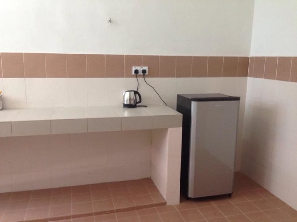 House, 4 Bedrooms | Private kitchen | Full-size fridge, electric kettle, cookware/dishes/utensils