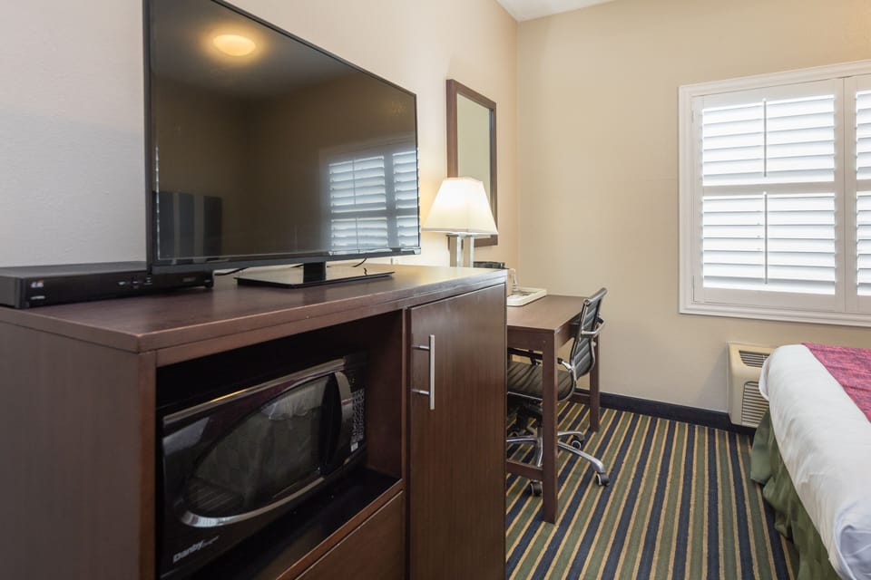 Room, 2 Queen Beds | Microwave