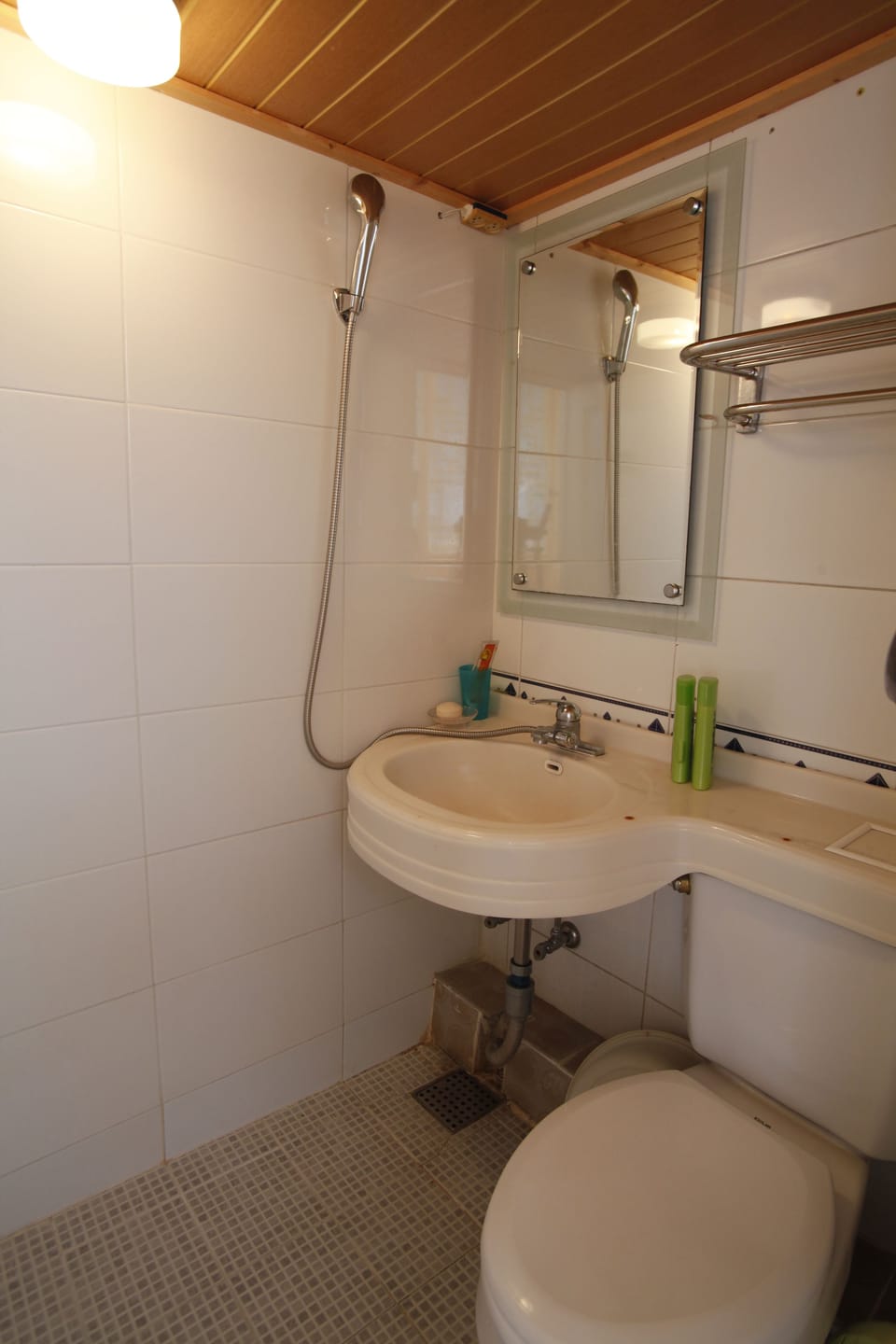 Tokki | Bathroom | Shower, rainfall showerhead, free toiletries, hair dryer