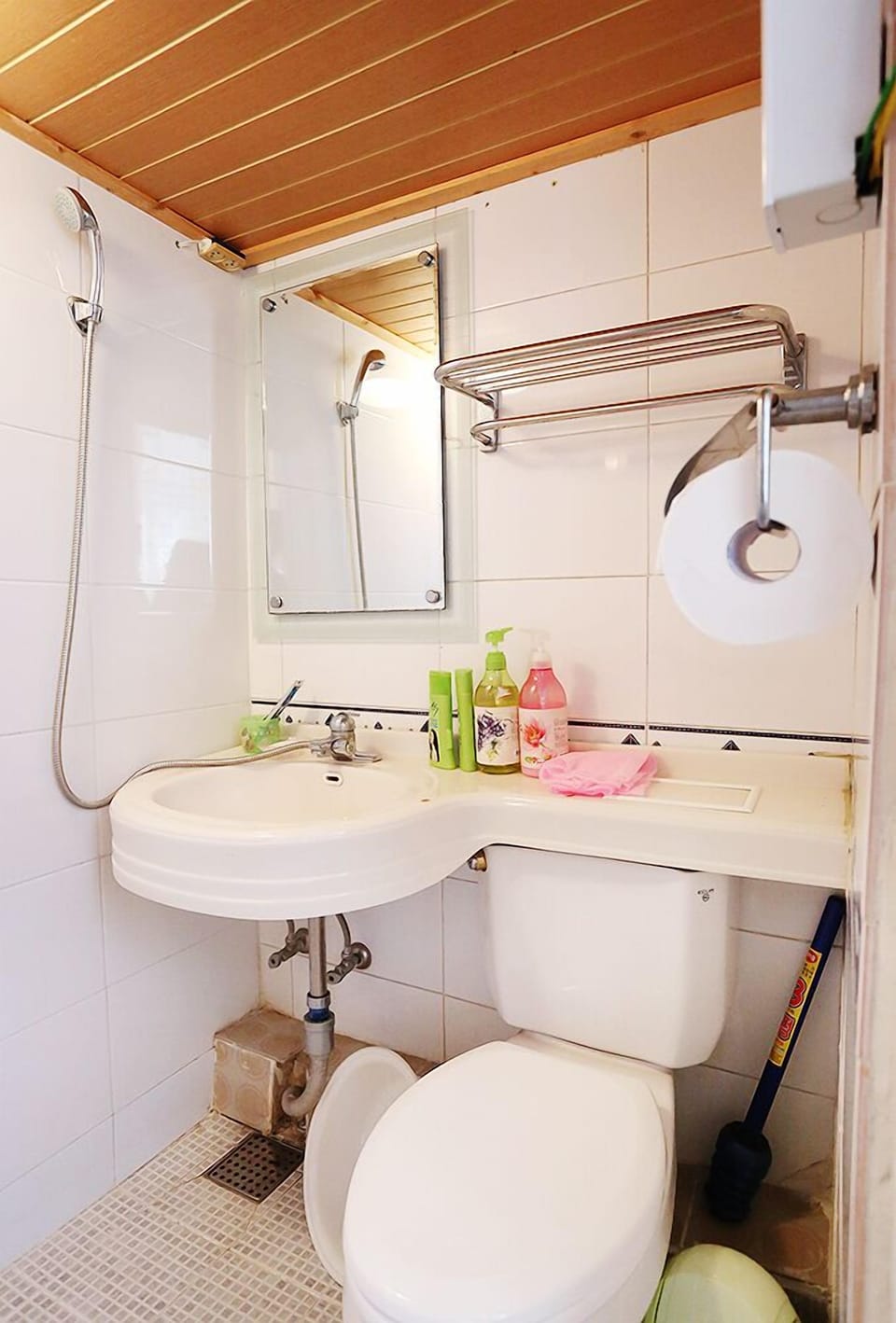 Shower, rainfall showerhead, free toiletries, hair dryer