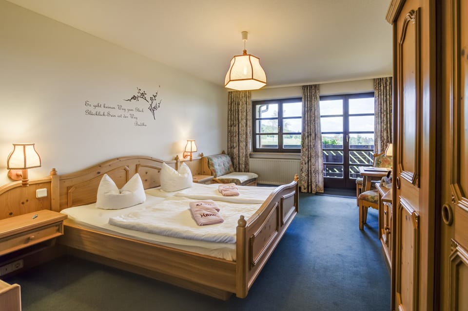 Triple Room | Minibar, in-room safe, desk, blackout drapes
