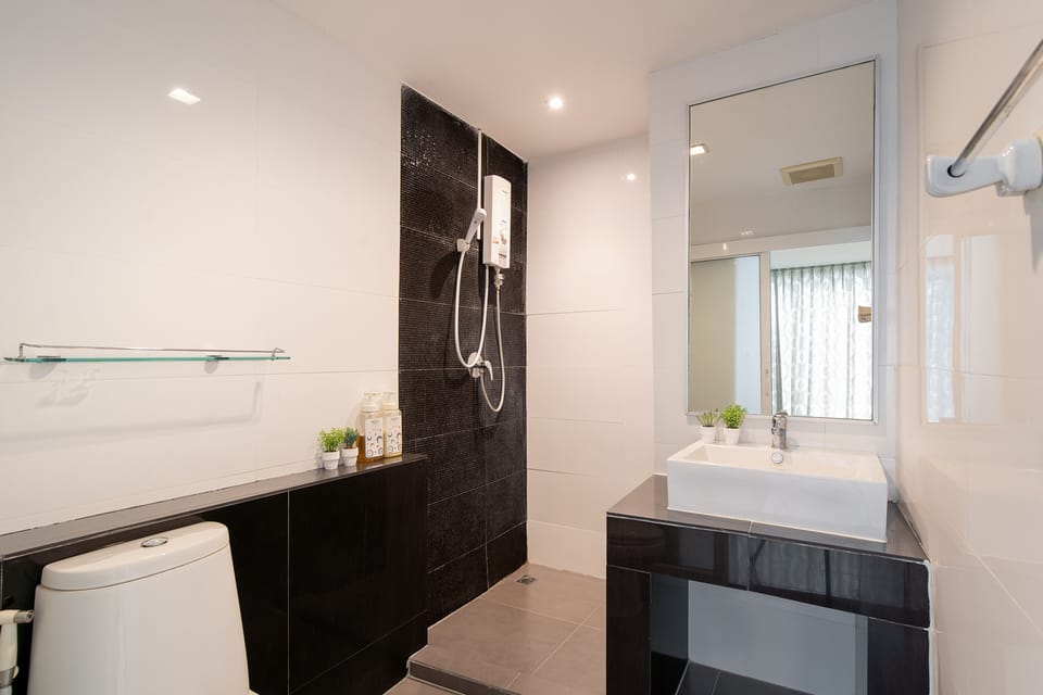 Deluxe Triple Room A | Bathroom | Shower, free toiletries, hair dryer, towels