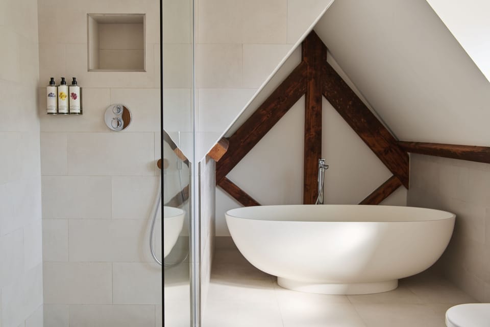 Deluxe Double Room, Sea View | Bathroom | Shower, hair dryer, towels