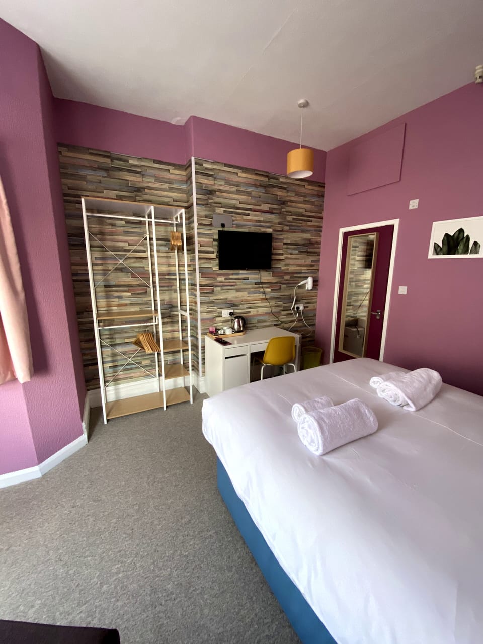 Deluxe King/Twin Room with a River View | Bathroom | Shower, free toiletries, hair dryer, towels