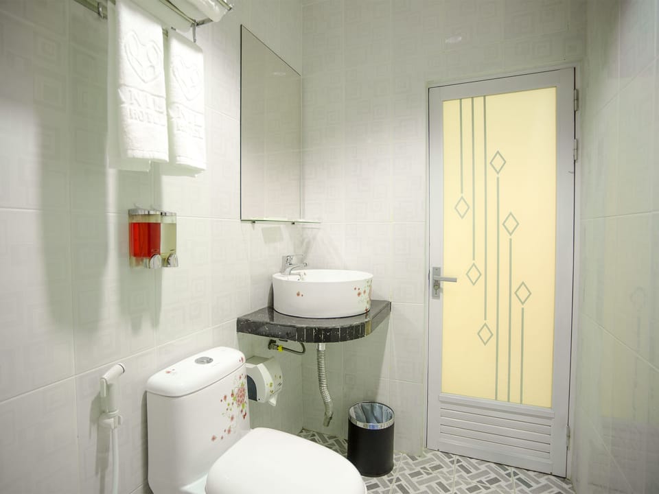 Shower, free toiletries, slippers, bidet