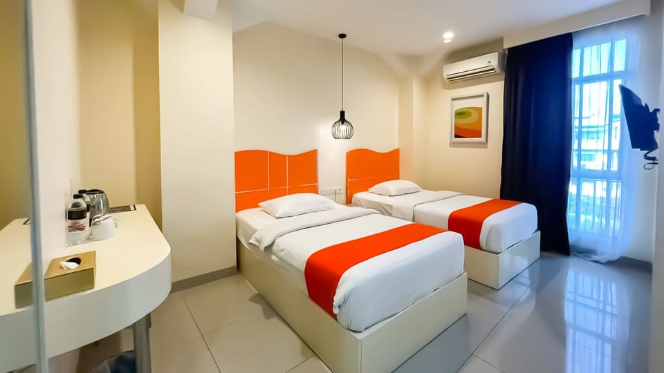 Deluxe Twin Room | Minibar, in-room safe, desk, soundproofing