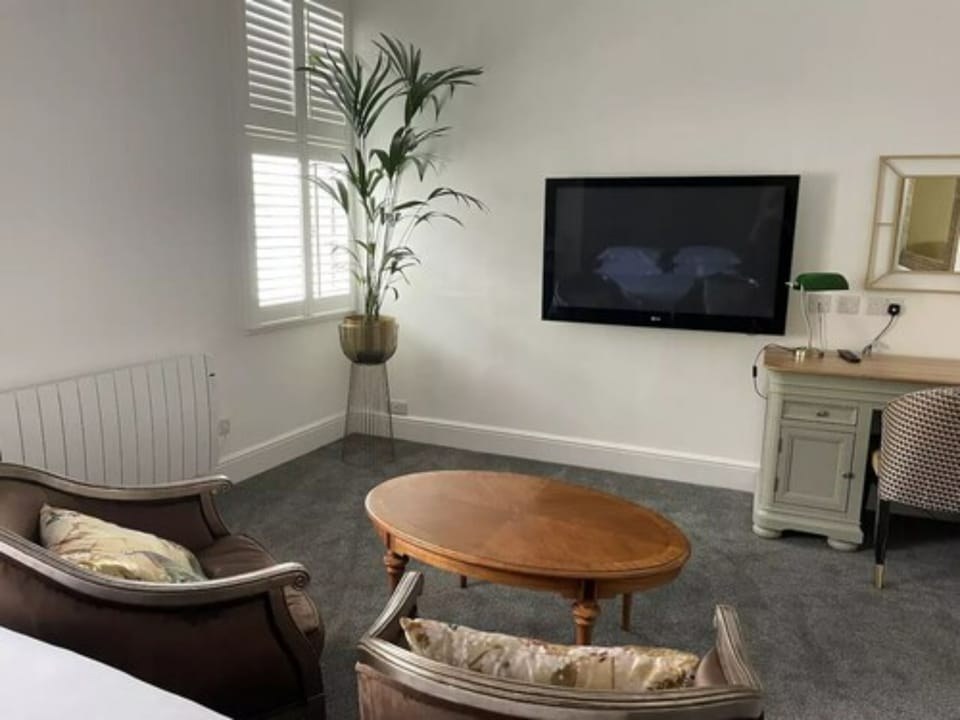 Junior Studio Suite | Premium bedding, pillowtop beds, in-room safe, individually decorated