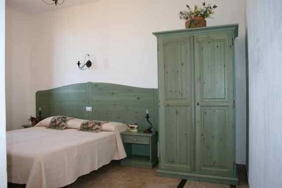 In-room safe, desk, iron/ironing board, cribs/infant beds