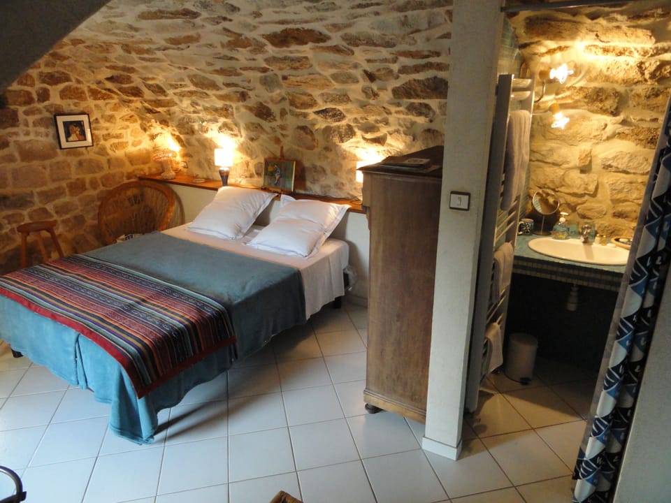 Comfort Suite, 2 Bedrooms, 2 Bathrooms (2 bedrooms  equals  rate for 4 people) | Desk, free WiFi, bed sheets