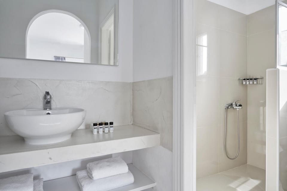 Shower, rainfall showerhead, free toiletries, slippers