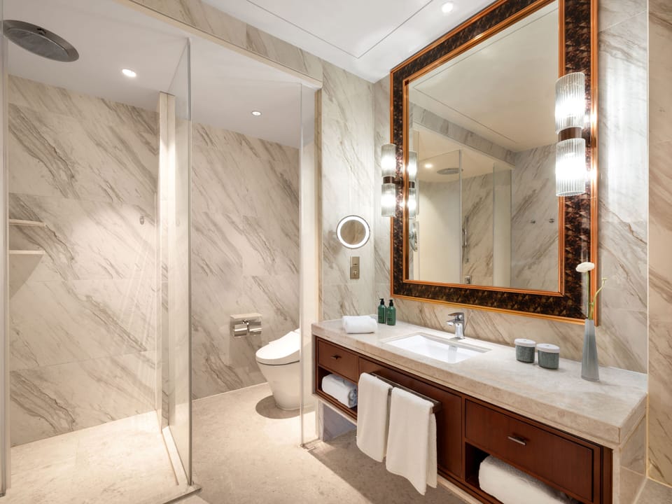 Separate tub and shower, deep soaking tub, rainfall showerhead