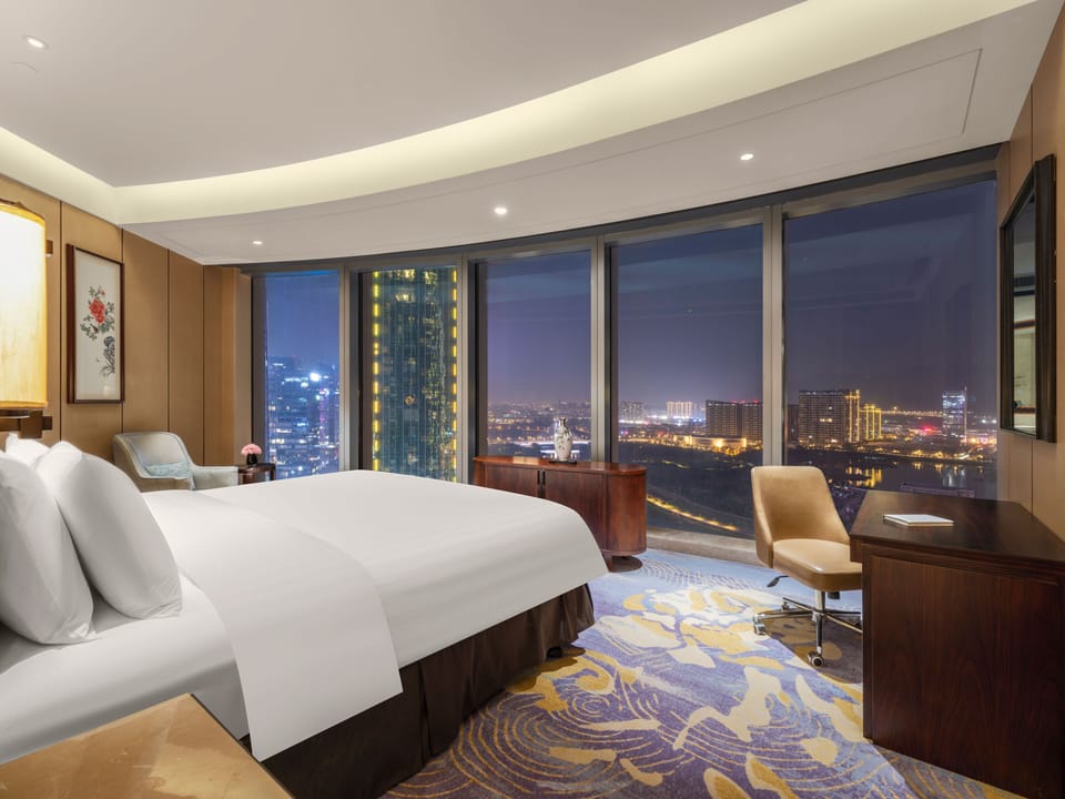 1 bedroom, premium bedding, minibar, desk