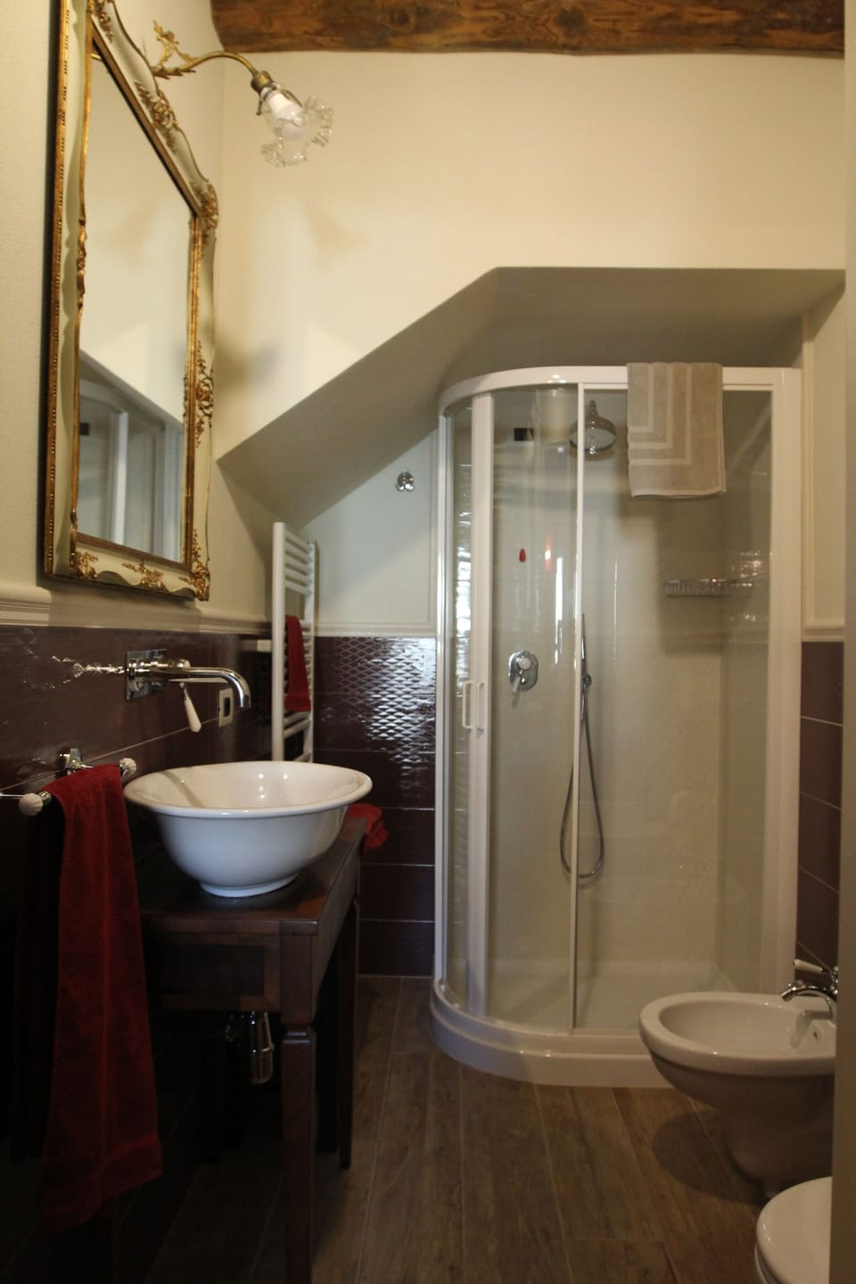 Double Room | Bathroom | Shower, free toiletries, hair dryer, bidet