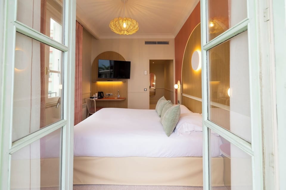 In-room safe, desk, soundproofing, free WiFi