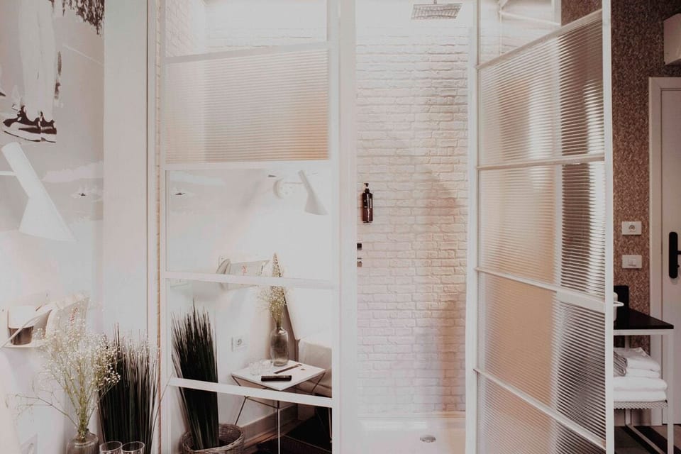 Economy Double Room | Bathroom | Shower, free toiletries, hair dryer, towels