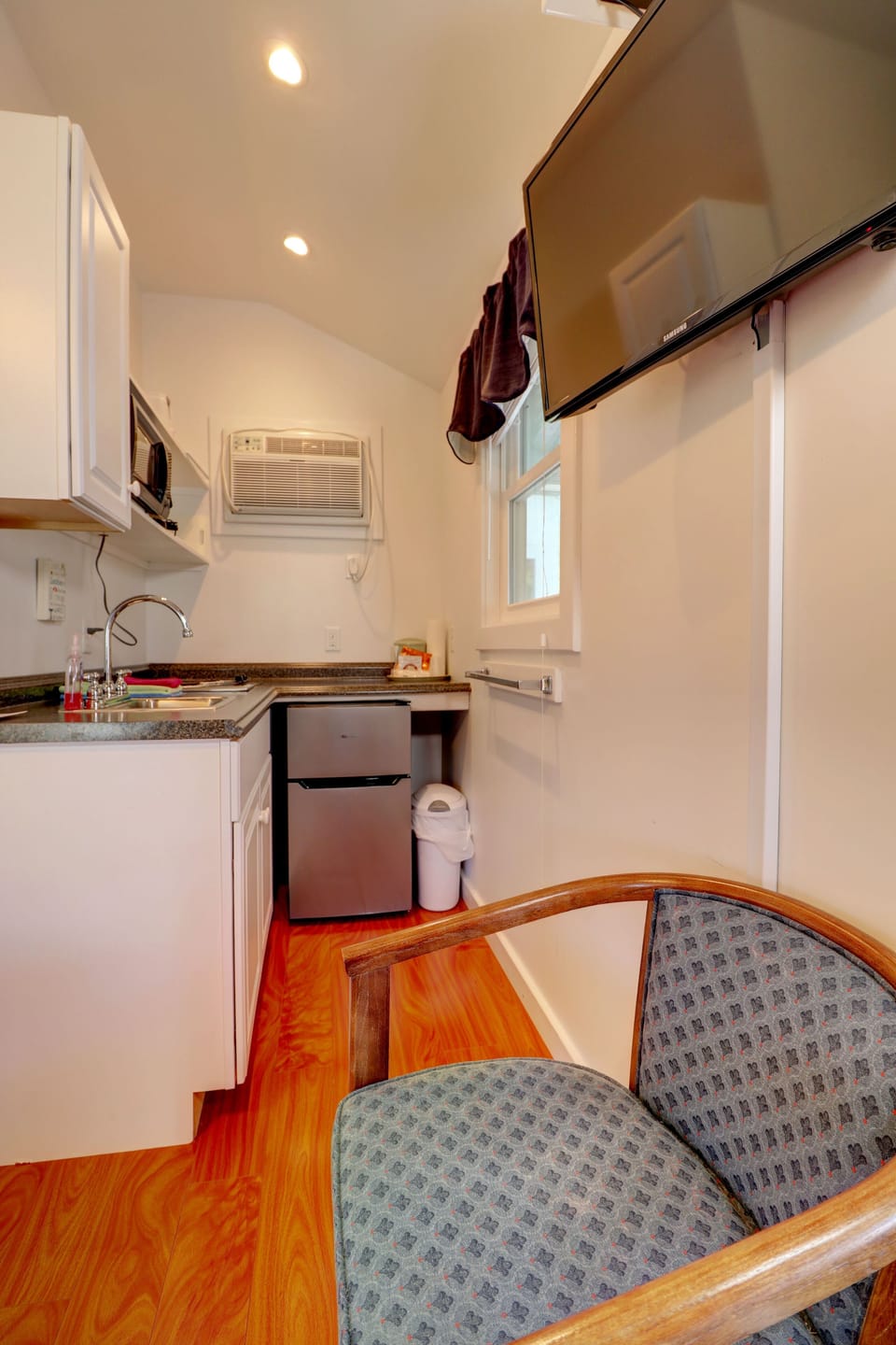 Cottage 4 | Private kitchen | Microwave, coffee/tea maker, toaster, cookware/dishes/utensils