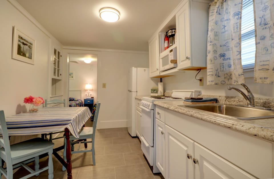 Cottage 2 | Private kitchen | Microwave, coffee/tea maker, toaster, cookware/dishes/utensils