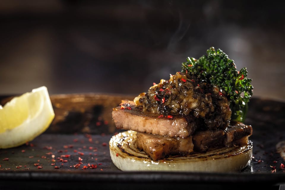 4 restaurants; lunch and dinner served