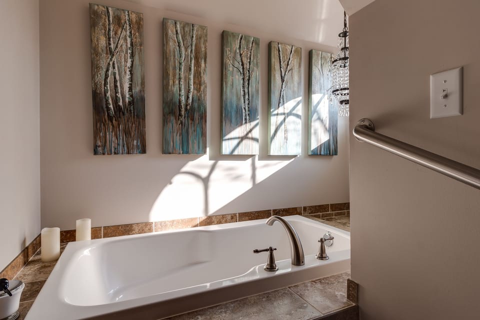 Suite, 1 Queen Bed, Kitchenette (Treetop Suite	) | Free WiFi, bed sheets