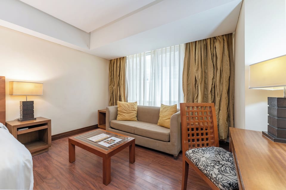 Premium bedding, in-room safe, WiFi (free), bed sheets
