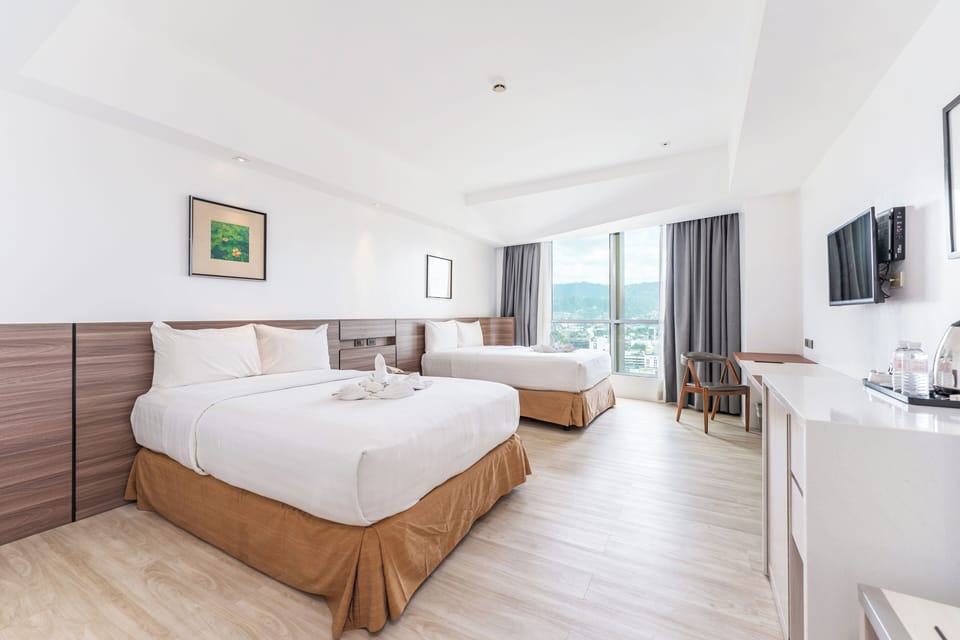 Deluxe Room | Premium bedding, in-room safe, WiFi (free), bed sheets