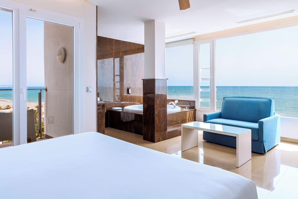 Junior Suite, Sea View | Minibar, soundproofing, free WiFi, bed sheets