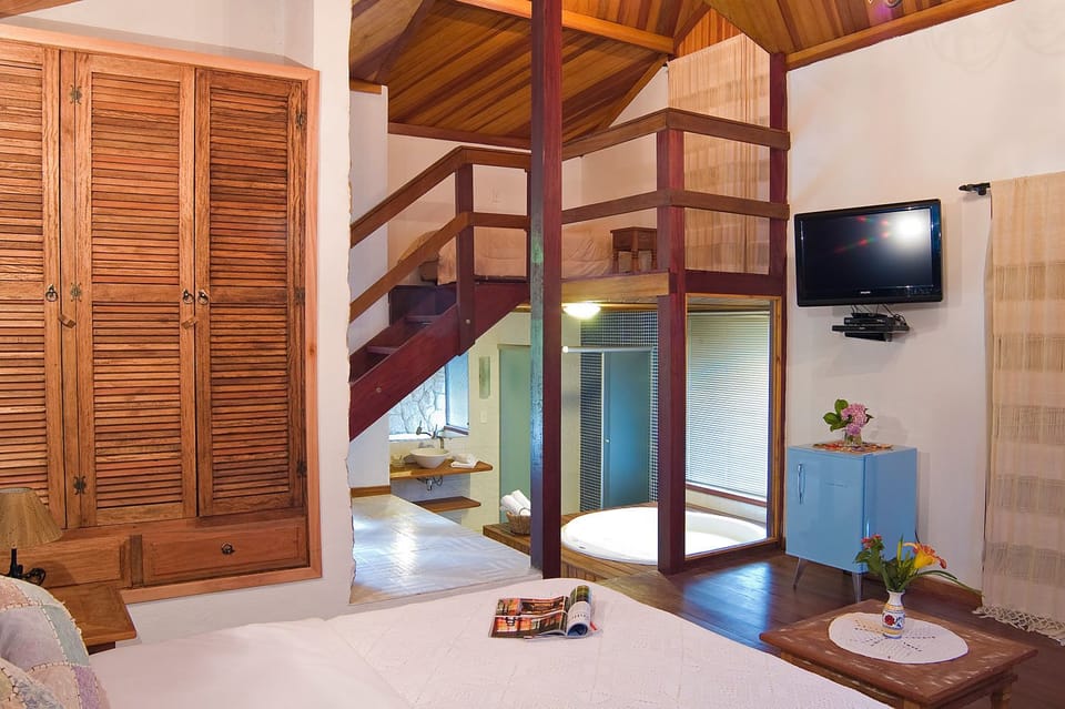 Chalet (Master) | Minibar, blackout drapes, free WiFi, bed sheets