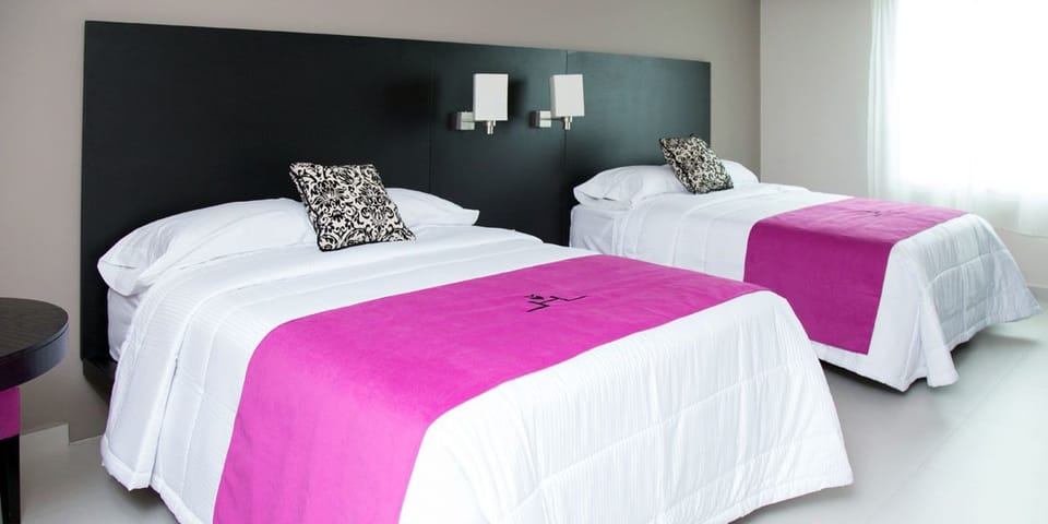 Double Room | Premium bedding, desk, iron/ironing board (on request), WiFi (free)