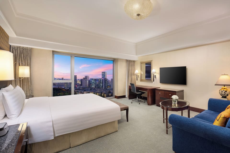 Deluxe Suite, 1 King Bed | Minibar, in-room safe, desk, laptop workspace