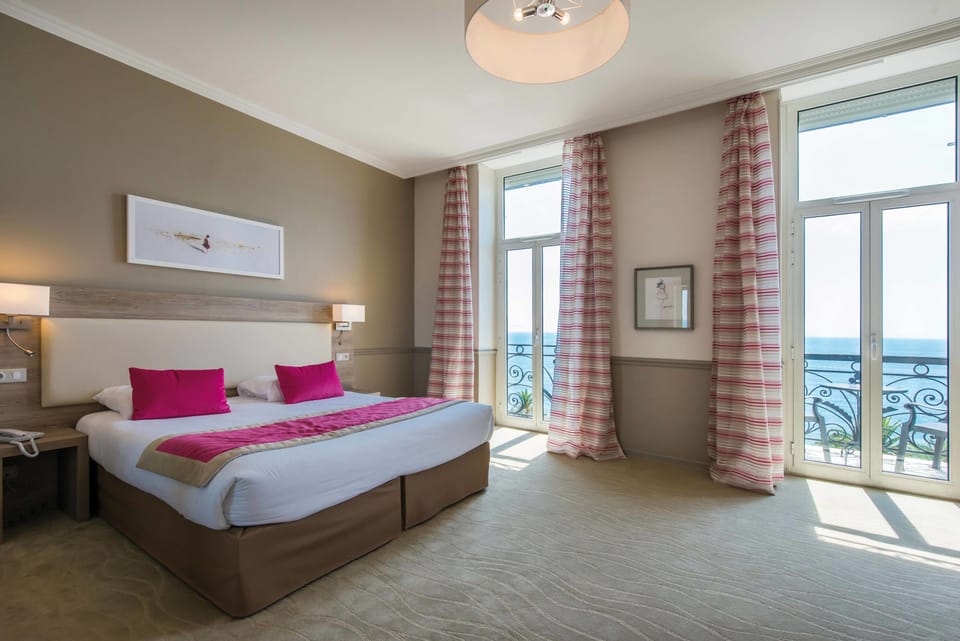 Superior Double Room, Sea View | In-room safe, desk, blackout drapes, soundproofing