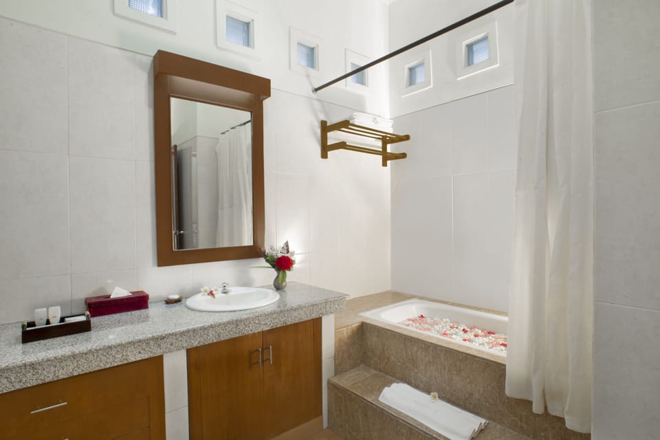 Deluxe Garden Double | Bathroom | Combined shower/tub, free toiletries, towels