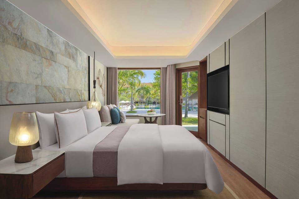 Deluxe Room, 1 King Bed, Terrace | Premium bedding, down comforters, pillowtop beds, in-room safe
