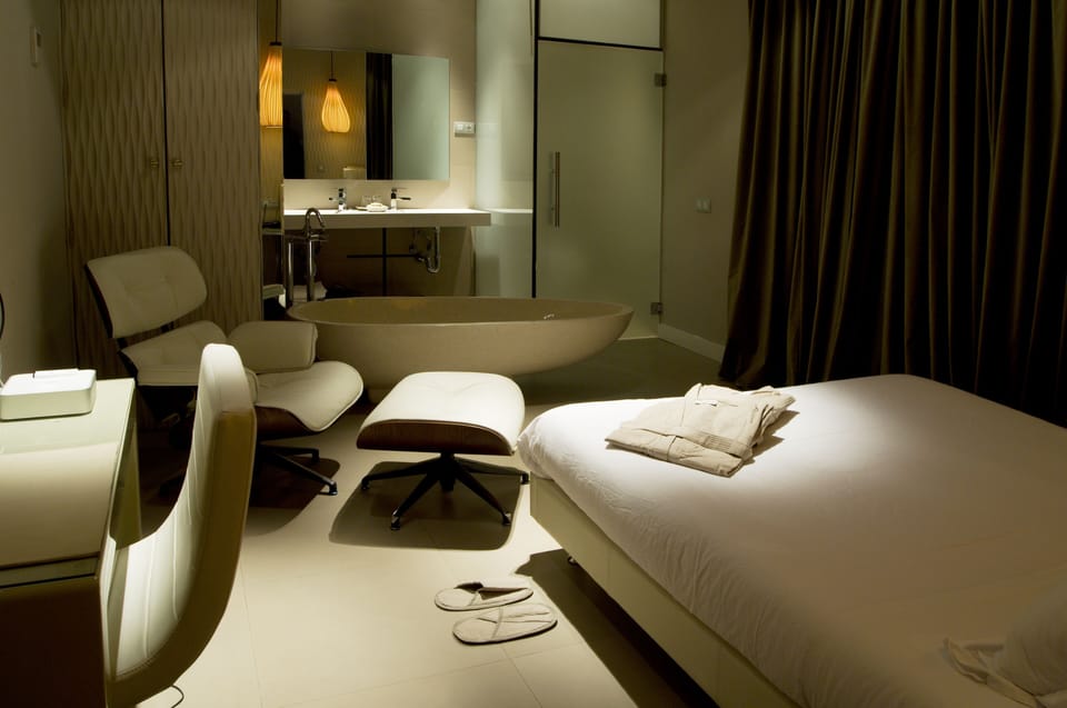 Junior Studio Suite | Egyptian cotton sheets, down comforters, Tempur-Pedic beds, minibar