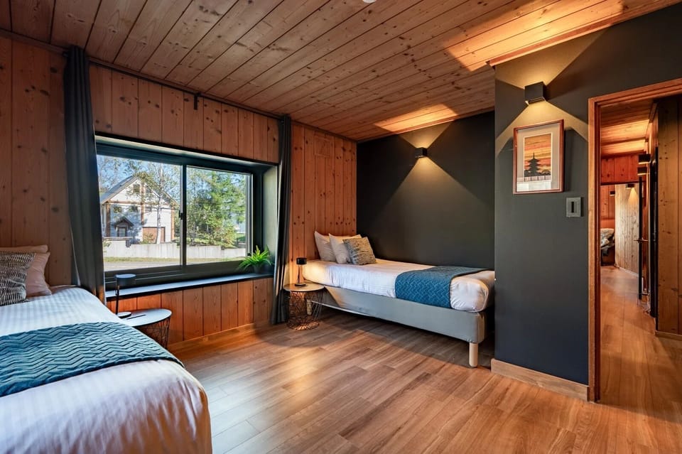 Minibar, free WiFi, bed sheets