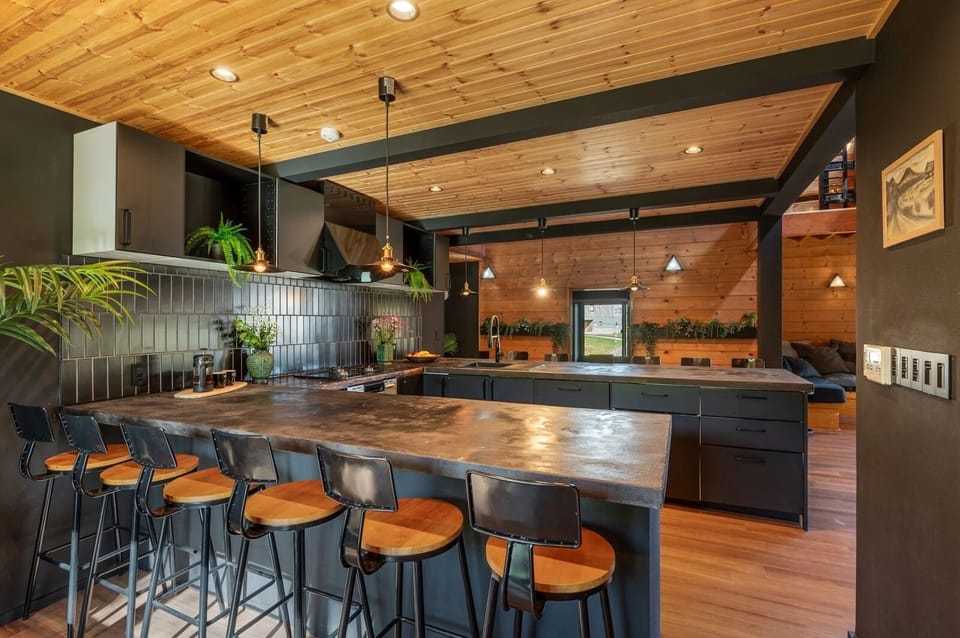 Deluxe Chalet | Private kitchen | Oven, stovetop, electric kettle, toaster