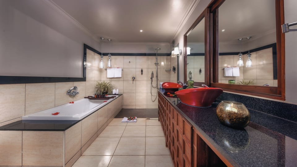 Room (Plantation) | Bathroom | Shower, hydromassage showerhead, towels