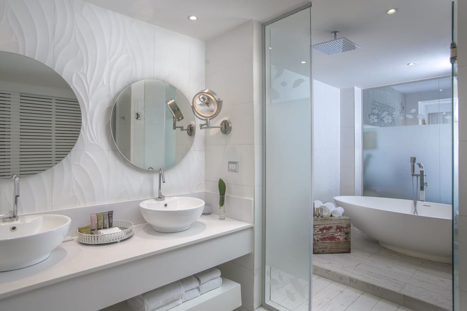 Privileged Romance Deluxe Junior Suite | Bathroom | Separate tub and shower, deep soaking tub, eco-friendly toiletries