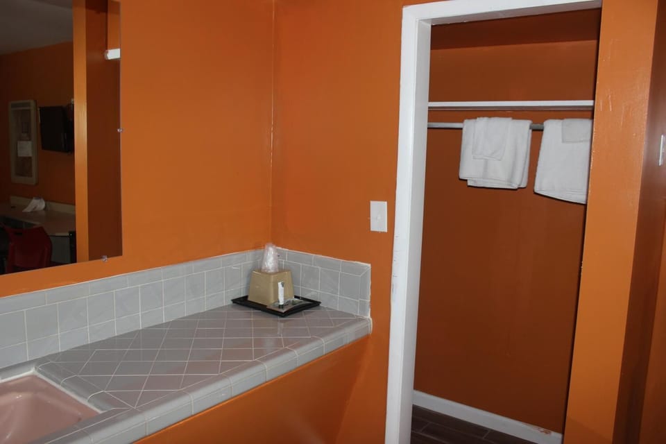 Standard Room, 1 King Bed, Non Smoking | Bathroom | Combined shower/tub, towels