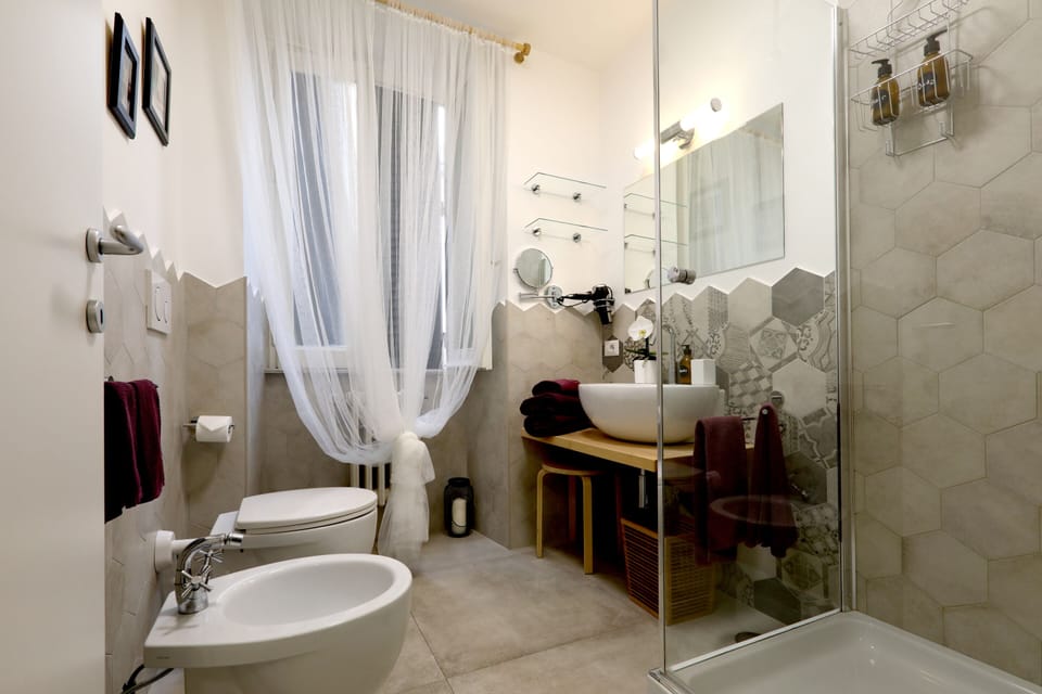 Triple Room, Private Bathroom (Double-Triple-1) | Bathroom | Shower, free toiletries, hair dryer, towels
