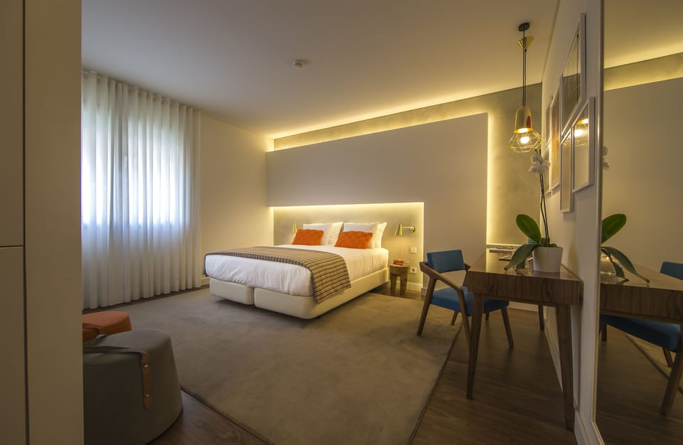 Double or Twin Room | Minibar, in-room safe, desk, soundproofing