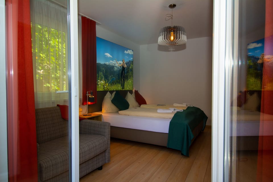 Family Studio, 2 Bedrooms, Mountain View (Balcony or Patio) | Hypo-allergenic bedding, desk, rollaway beds, free WiFi