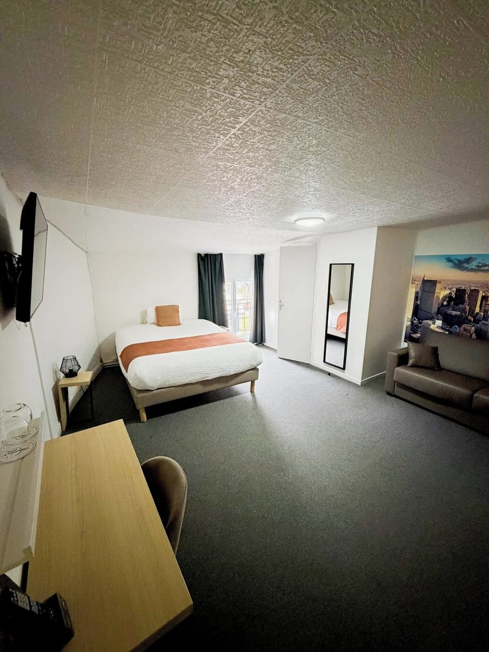 Family Suite | Desk, soundproofing, iron/ironing board, free WiFi