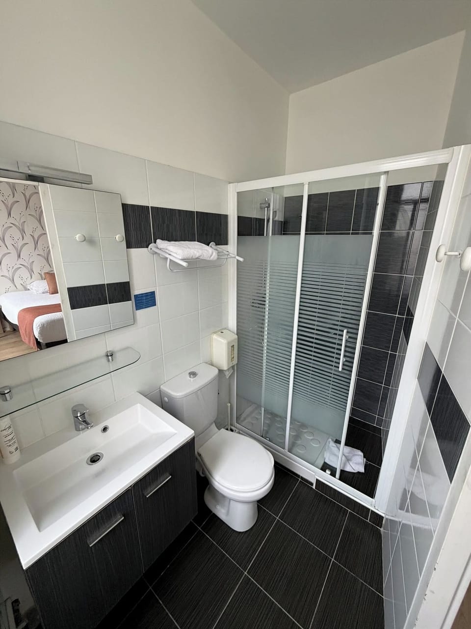 Superior Double Room | Bathroom | Free toiletries, hair dryer, towels