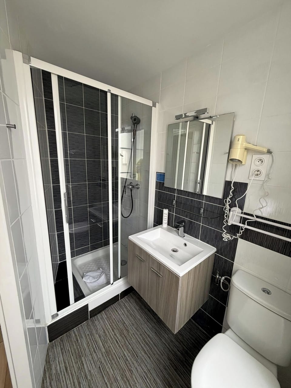 Family Suite | Bathroom | Free toiletries, hair dryer, towels