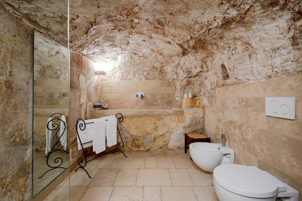 Junior Suite | Bathroom | Shower, free toiletries, hair dryer, towels