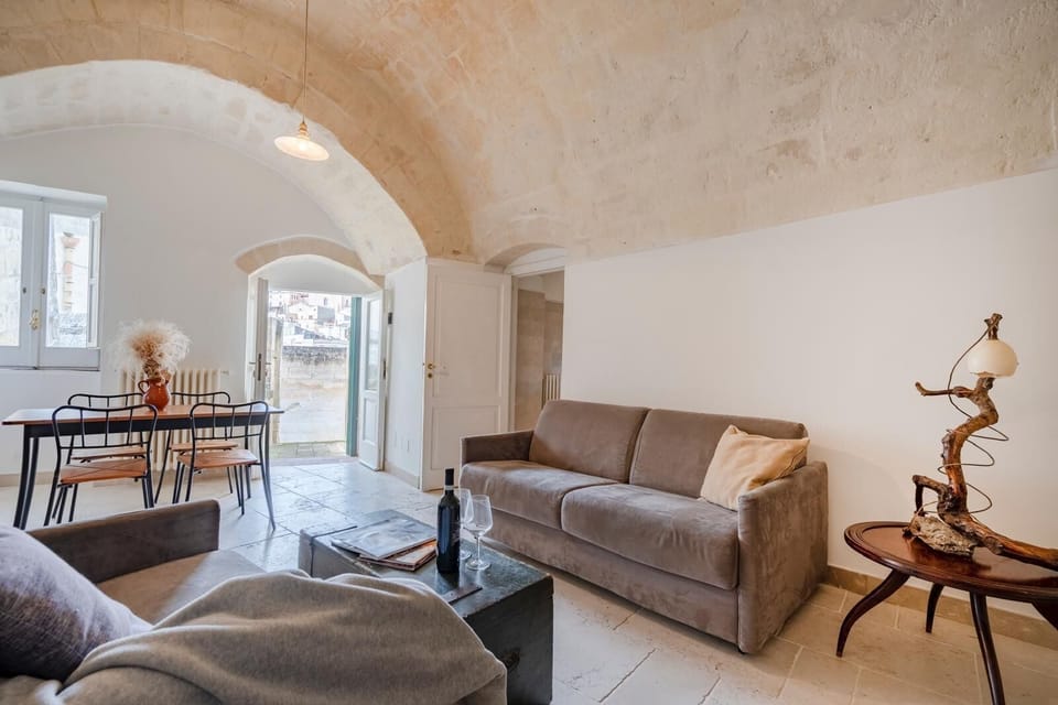 Studio | Premium bedding, laptop workspace, soundproofing, WiFi (free)